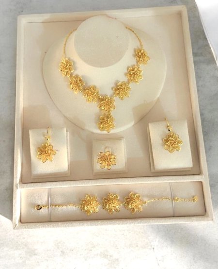 طقم فيوجن مطابق للذهب الاصلي(عقد واسوارة وحلق وخاتم)