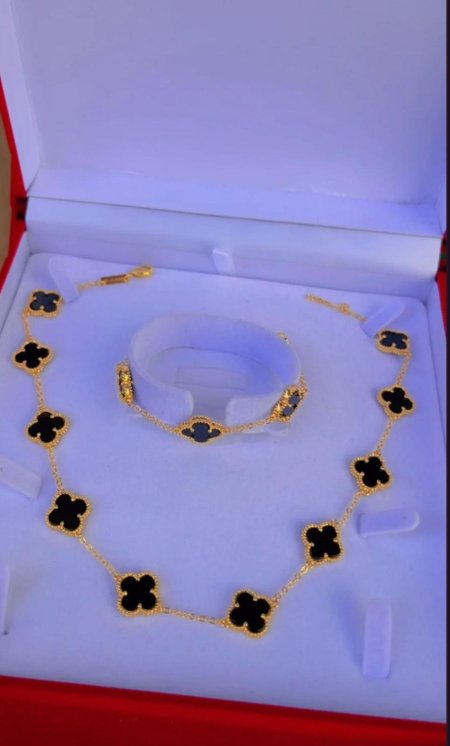 فانكليف (عقد 10 وردات واسوارة)