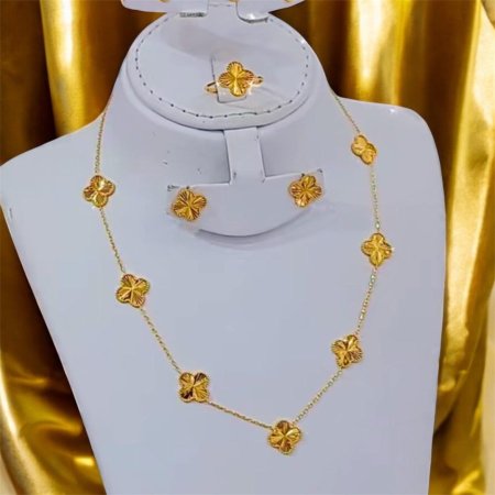 طقم فانكليف ( ٧ وردات وحلق واسواره وخاتم)