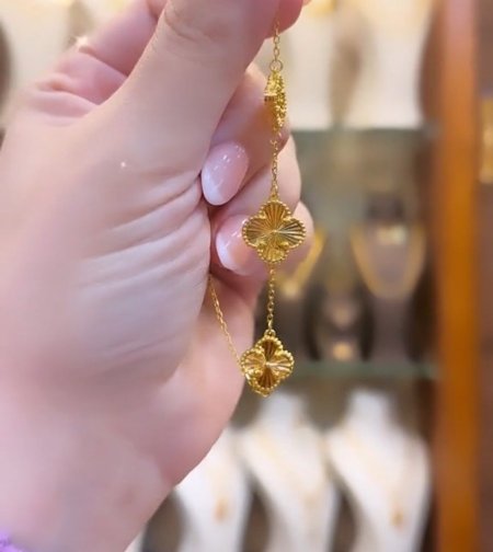 اسواره فانكليف ثلاث وردات فاخرة