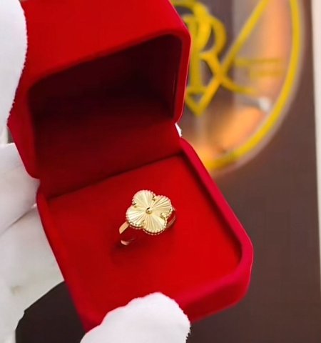 خاتم فانكليف ذهبي