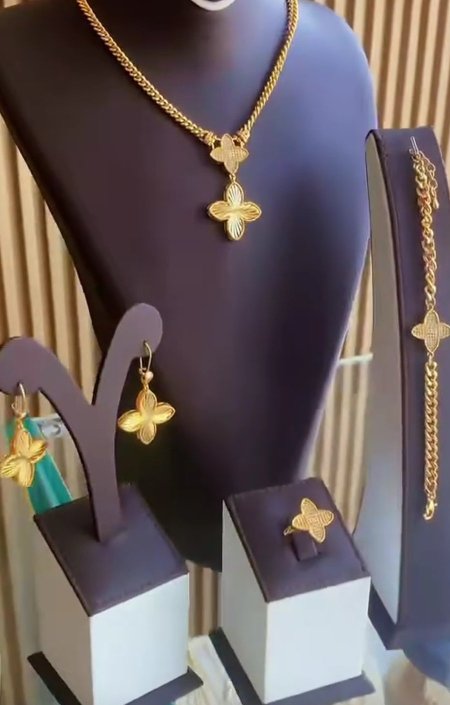 طقم جنزير فانكليف ذهبي(عقد واسواره وحلق وخاتم )